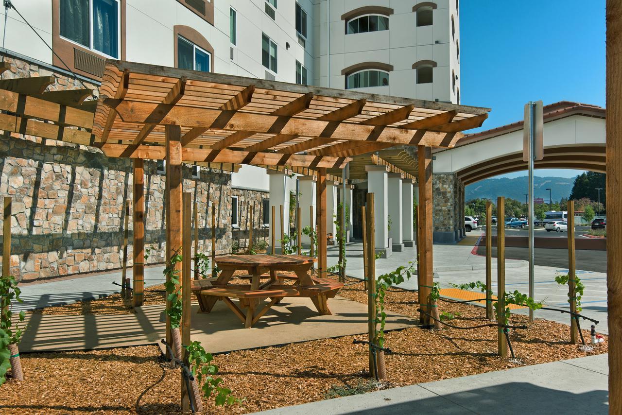 Oxford Suites Sonoma - Rohnert Park Exterior photo